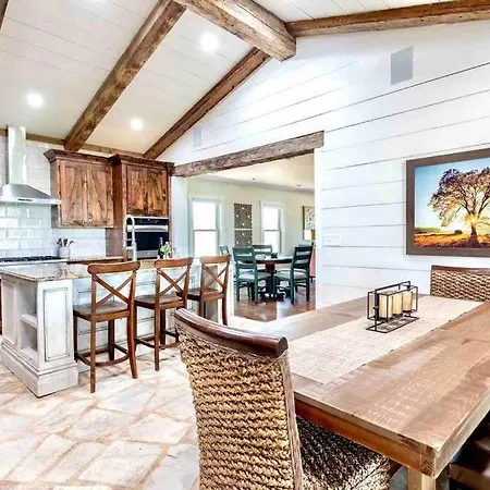 Farmhaus With Guesthaus, Spas & Vineyard Views